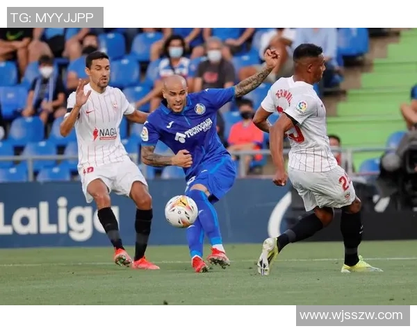 足球明星上场前的装备揭秘如何为比赛增添自信与实力